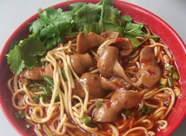 大瓜吃肥肠面,探寻地道美食背后的故事