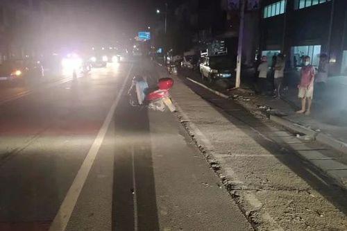 老人吃瓜被车子撞到,老人吃瓜不幸被撞，安全意识警钟长鸣