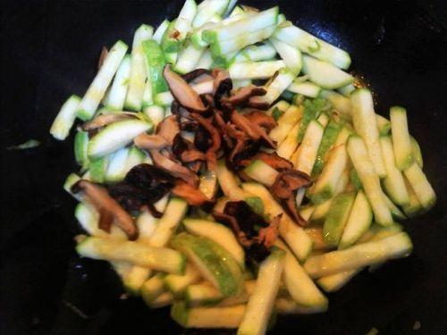 角瓜香菇能一起吃吗,营养互补，美味升级